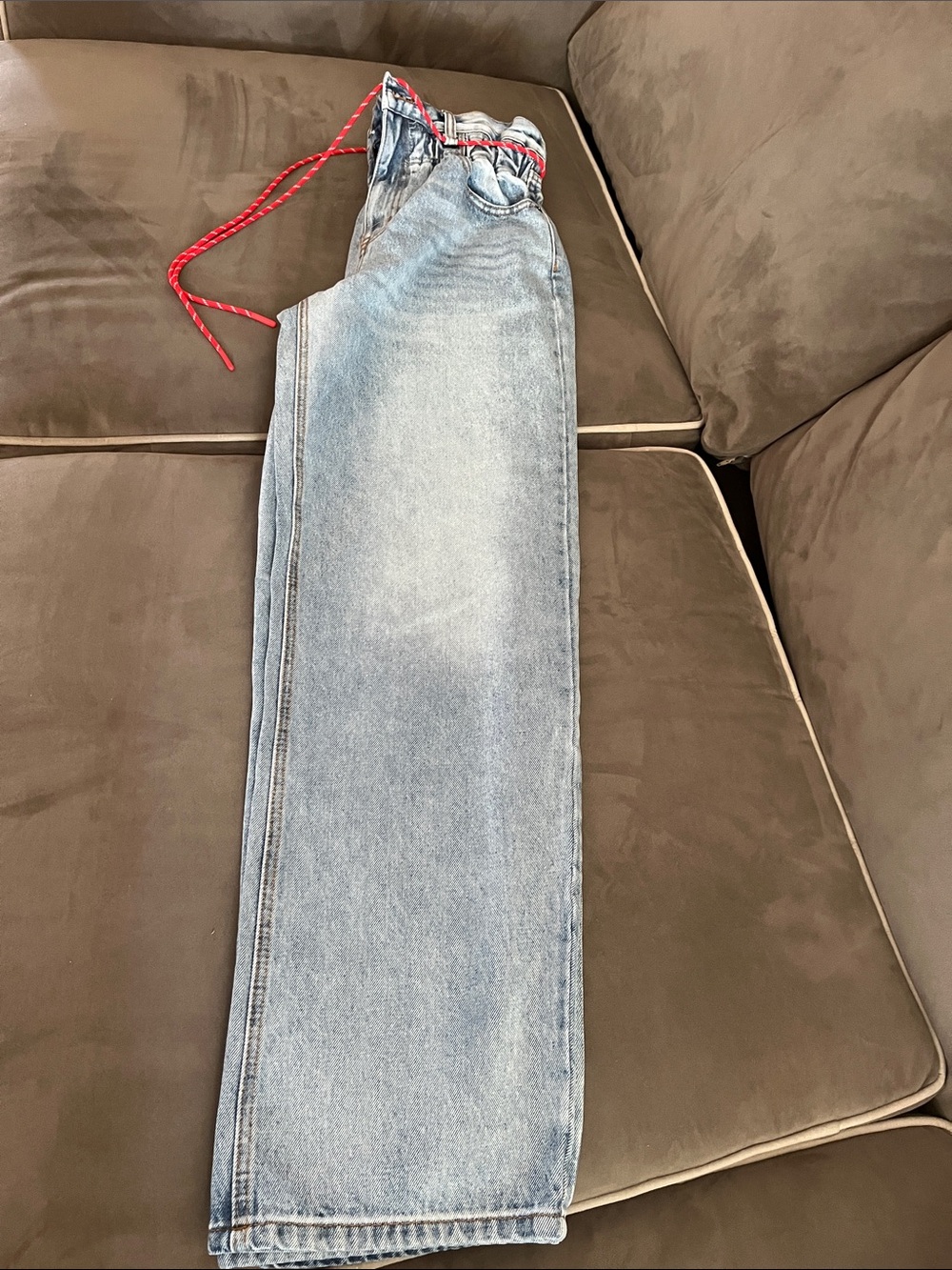 Light Wash Straight-Leg Women's Jeans with Red Drawcord